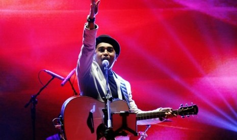 Penyanyi Glenn Fredly bernyanyi saat konser 20 tahun berkarya untuk Indonesia di Ballroom Four Points Hotel Sheraton, Makassar, Sulawesi Selatan, Jumat (21/8) malam.