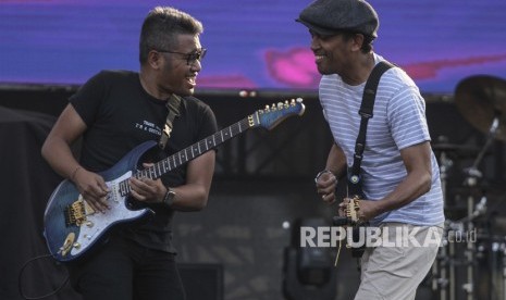 Penyanyi Glenn Fredly (kanan) beraksi bersama gitarisnya pada hari terakhir acara Musik Untuk Republik di Buperta, Cibubur, Jakarta, Ahad (20/10/2019).