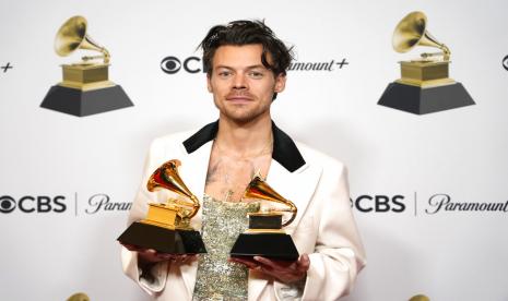 Penyanyi Harry Styles yang meraih penghargaan Album of the Year lewat Harrys House berpose di depan wartawan dalam gelaran Grammy Awards, Los Angeles, AS Ahad (5/2/2023) waktu setempat. Styles meraih ketenaran awalnya ketika masih tergabung dalam grup vokal One Direction.