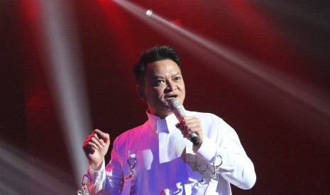 Penyanyi Hedi Yunus dalam konser 