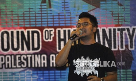 Penyanyi Ihsan Tarore saat mengisi acara Sound Of Humanity, Konser Cinta bagi Rakyat Palestina, disalah satu Caffe Sawangan, Depok, Jawa Barat, Kamis (3/8).