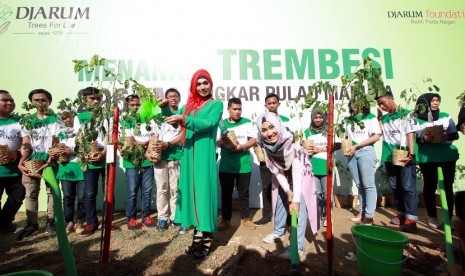 Penyanyi Indah Nevertari bersama Fatin Shidqia Lubis serta FX Supanji selaku Vice President Djarum Trees For Life dalam acara penanaman pohon trembesi di Pamekasan, Madura