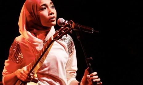 Penyanyi indie rock asal Malaysia Yunalis Mat Zara'ai atau yang lebih dikenal dengan nama Yuna tampil berhijab di panggung SoundsFair, Jakarta, malam ini.