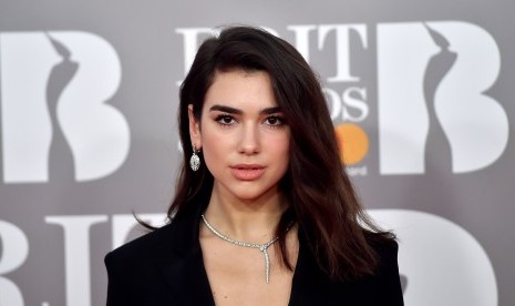 Penyanyi Dua Lipa. Dua Lipa dikonfirmasi akan ikut main di film Barbie dan berperan sebagai putri duyung (ilustrasi).