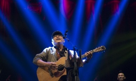 Penyanyi Iwan Fals membawakan lagu dalam konser tunggalnya yang bertajuk Untukmu Indonesia di Istora Senayan, Jakarta, Sabtu (21/11). Iwan Fals membawakan lagu-lagu yang temanya masih relevan dengan kondisi sosial-politik Indonesia saat ini. 