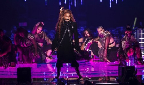 Penyanyi Janet Jackson saat menyanyi di European MTV Awards di Bilbao, Spanyol, Ahad (4/11).