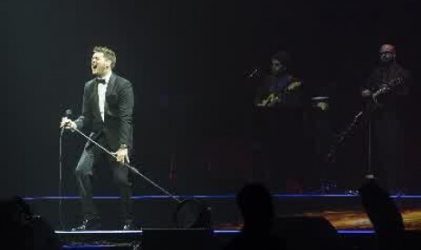 Penyanyi Jazz Michael Buble membawakan sejumlah lagu dalam konsernya di Indonesia Convention Exhibition BSD City, Serpong, Banten, Kamis (29/1). Konser tersebut merupakan bagian dari rangkaian konser Buble ke Asia yang bertajuk To Be Loved Tour.