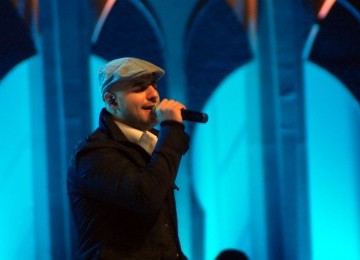 Penyanyi keturunan Lebanon, Maher Zain beraksi membawakan lagu beraliran R & B dengan nafas dan lirik Islami di Istora Senayan Jakarta, Ahad (9/10). (Republika/Agung Supriyanto)