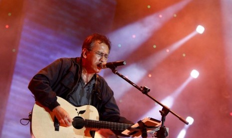 Penyanyi legendaris Iwan Fals menghibur ribuan pengunjung, di Arena Pekan Raya Jakarta, Jakarta, Senin (18/6). Iwan Fals membawakan 16 karya terbaiknya di panggung musik Arena Pekan Raya Jakarta diantaranya seperti Bongkar, Pesawat tempurku, Galang rambu A