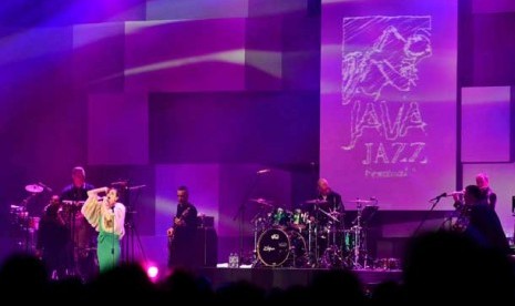 Penyanyi Lisa Stansfield beraksi dalam pagelaran Java Jazz Festival (JJF) 2013 di JIExpo Kemayoran, Jakarta, Sabtu (2/3).