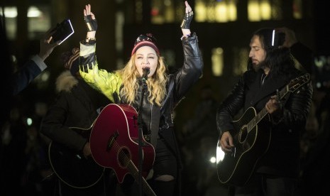 Penyanyi Madonna menggelar konser kejutan di Washington Square Park, NY, sebagai bentuk sokongannya pada kandidat Hillary Clinton.