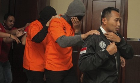 Penyanyi Marcello Tahitoe atau Ello (kedua kanan) bersama rekannya dihadirkan petugas Satuan Narkoba Polres Selatan saat akan menggelar konferensi pers terkait dugaan kepemilikan ganja di Polres Jakarta Selatan, Jakarta, Jumat (11/8). 