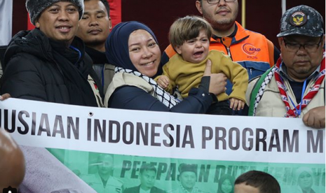 Penyanyi Melly Goeslaw bersama rombongan Sahabat Palestina Memanggil menyerahkan bantuan kemanusiaan kepada pengungsi Palestina, Rabu (20/12).