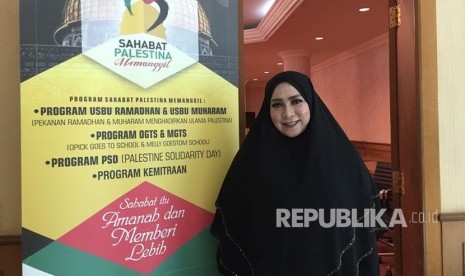 Penyanyi Melly Goeslaw diresmikan menjadi relawan Sahabat Palestina Menanggil (SPM) yang akan mengantarkan donasi kepada pengungsi Palestina di Turki Desember nanti. Ahad (26/11).