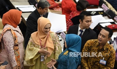 Penyanyi Mulan Jameela (kedua kiri) berbincang dengan sejawatnya saat akan mengikuti pelantikan Dewan Perwakilan Rakyat (DPR) periode 2019-2024 di Ruang Rapat Paripurna, Kompleks Parlemen, Senayan, Jakarta, Selasa (1/10/2019). 