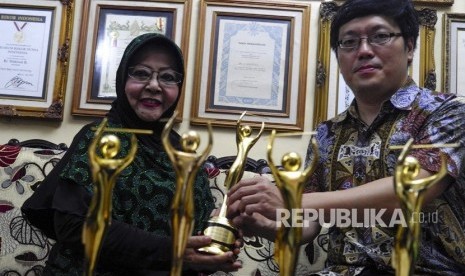 Penyanyi musik keroncong Waldjinah menerima piala Anugerah Musik Indonesia (AMI) award 2017 dari Produser GNP Jaka Winata Susilo di kediamannya di Solo, Jawa Tengah, Senin (4/12)