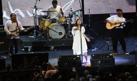 Penyanyi Nadin Amizah melantunkan lagu dalam Berdendang Bergoyang Festival di Istora Gelora Bung Karno (GBK), Senayan, Jakarta, Sabtu (29/10/2022). Festival musik yang berlangsung hingga Minggu (30/10) tersebut menampilkan puluhan penyanyi dan grup musik lintas aliran di lima panggung dalam satu area Istora. 