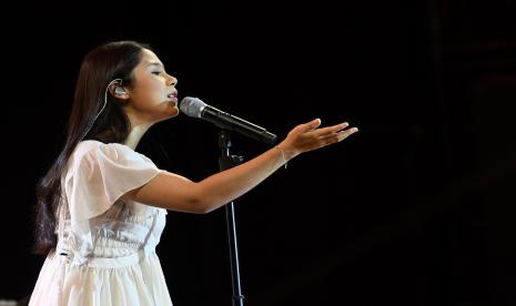 Penyanyi Nadin Amizah. Nadin menyuarakan keresahan dan protesnya terhadap fans yang menyentuh tubuhnya seusai manggung di Bandung, Jawa Barat.