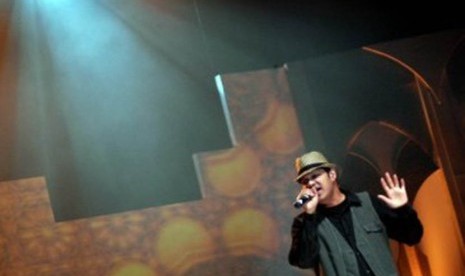 penyanyi nasyid, Irfan Makki beraksi membawakan lagu dalam pembukaan konser 