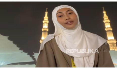 Penyanyi Novia Bachmid. Penyanyi Novia Bachmid mengunggah video sedang bernyanyi di pelataran Masjid Nabawi, Madinah, Arab Saudi.