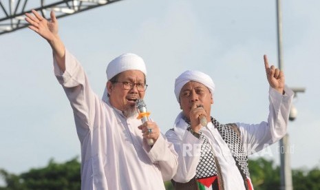 Penyanyi Opick (Kanan), Selkjen MUI Tengku Zulkarnain hadir menyerukan dukungan untuk palestina dalam aksi solidaritas Palestina yang dilaksanakan di Monumen Nasional, Jakarta, Ahad (17/12).