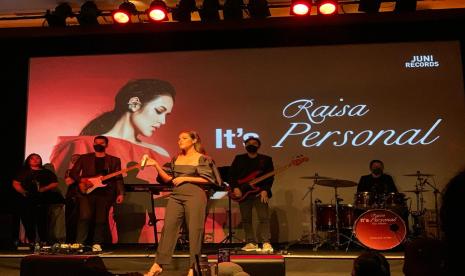 Penyanyi-penulis lagu Raisa Andriana dalam acara Press Conference Raisa It’s Personal Album Release di Plaza Senayan XXI Lounge, Jakarta Pusat, Kamis (17/3). 