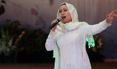 Penyanyi pop Indonesia dan Aktris Dewi Yull tampil dalam acara puncak Peringatan Hari Ibu ke-82 tahun 2010 di Sasono Langen Budoyo, Kompleks TMII, Jakarta, Rabu (22/12).