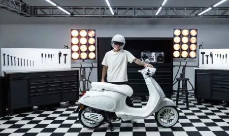 Penyanyi pop Justin Bieber berkolaborasi dengan Vespa, menghadirkan desain pribadi rancangan Bieber untuk kemudian disematkan di kendaraan tersebut.