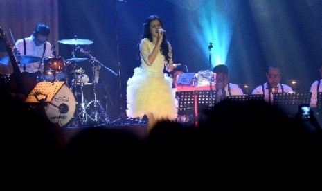 Penyanyi Raisa beraksi menghibur pecinta jazz dalam pagelaran akbar internasional Java Jazz Festival (JJF) 2014 di JIExpo Kemayoran, Jakarta, Sabtu (1/3).