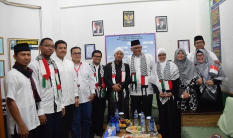 Penyanyi religi Opick bersama pengurus Yayasan Ummul Quro Depok.