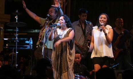 Penyanyi Rieka Roslan (tengah), Trie Utami (kanan) dan pemusik Djaduk Ferianto (kiri) bernyanyi bersama pada Ngayogjazz 2011 di depan pasar Kotagede Yogyakarta, Sabtu malam (12/11).