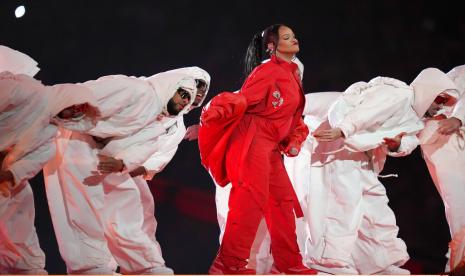 Penyanyi Rihanna tampil di halftime NFL Super Bowl 57, di Glendale, Arizona, Amerika Serikat, Senin (13/2/2023). Rihanna mengumumkan tengah hamil anak kedua. Dia baru melahirkan anak pertamanya sembilan bulan lalu, tepatnya pada Mei 2022.