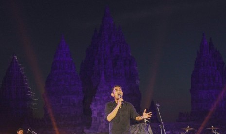 Penyanyi Rio Febrian Siahaan beraksi di atas panggung pergelaran Prambanan Jazz 2016, di pelataran Candi Prambanan, DI Yogyakarta, Sabtu (20/8). 