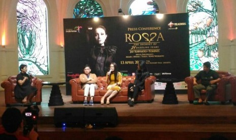 Penyanyi Rossa (ketiga dari kanan) saat memberikan keterangan terkait Konser Rossa: The Journey of 21 Dazzling Years di kawasan SCBD, Jakarta.