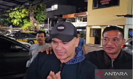 Penyanyi Saipul Jamil diperiksa dalam kasus narkoba. Saipul Jamal dibebaskan sebab tak terbukti terlibat