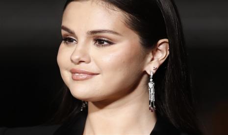 Selena Gomez. Selebritas Taylor Swift, Selena Gomez, dan Cara Delevingne menghadiri malam filantropi di klub komedi Ramy Youssef untuk memperluas dukungan kepada organisasi yang membantu Palestina.