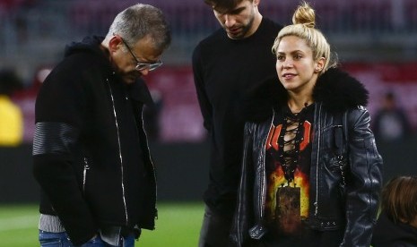 Penyanyi Shakira terfoto bersama Gerard Pique dan ayahnya Joan Pique beberapa waktu lalu.