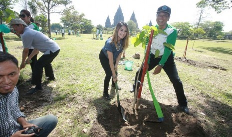 Penyanyi Sierra Soetedjo berpartisipasi dalam penanaman pohon di area pelataran candi prambanan