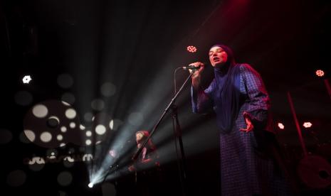 Penyanyi Sinead O Connor. O Connor cukup banyak melewati kisah tragis semasa hidupnya. Dia mengalami siksaan dari ibunya. Tak hanya itu, anaknya yang berusia 17 tahun memutuskan bunuh diri.