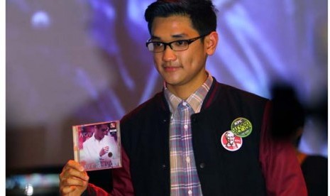 Penyanyi solo Afgansyah Reza bersama album terbarunya yang ketiga berjudul L1VE To Love,Love To L1VE saat peluncuran album tersebut di Jakarta, Rabu, (12/2). 