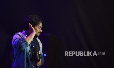 Penyanyi solo Tompi menghibur penonton dengan lagu-lagu andalannya, saat tampil pada BNI Java Jazz Festival, di Jakarta International Expo, Jumat (3/3).