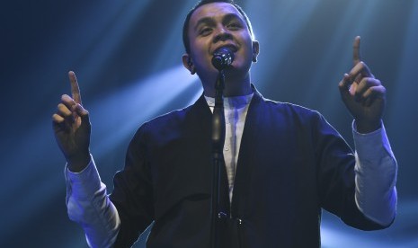 Penyanyi Tulus.