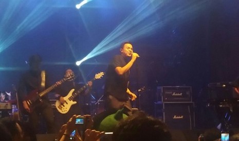 Penyanyi Tulus saat tampil di ajang 