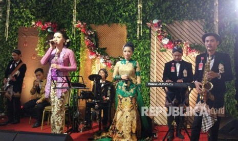 Penyanyi Vicky Shu memeriahkan acara resepsi pernikahan Kahiyang Ayu dan Bobby Nasution di Graha Sabha, Solo, Rabu (8/11). 