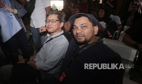 Penyanyi yang juga dokter bedah estetika Teuku Adifitrian atau Tompi (kanan) duduk bersama dengan Akademisi Rocky Gerung (kiri).