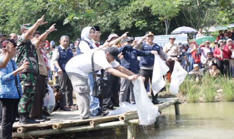 Penyebaran benih ikan di Sungai Citarum