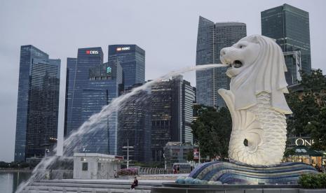 Pusat komersial, mal, dan perusahaan teknologi yang gedungnya menjulang tinggi di Singapura itu kembali ramai di hari pertama bebas dari pembatasan Covid-19