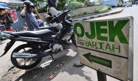 Penyedia jasa melayani penumpang di pangkalan Ojek Syariah, Jalan KH Abdullah Syafi'ie, Tebet Barat, Jakarta.