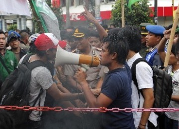 Penyegelan SPBU oleh Mahasiswa