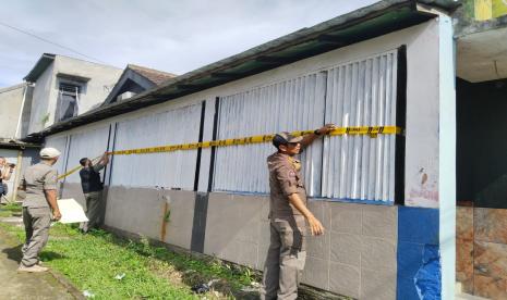 Penyegelan tempat karaoke tak berizin di Desa Cipayung Datar, Kecamatan Megamendung, Kabupaten Bogor.